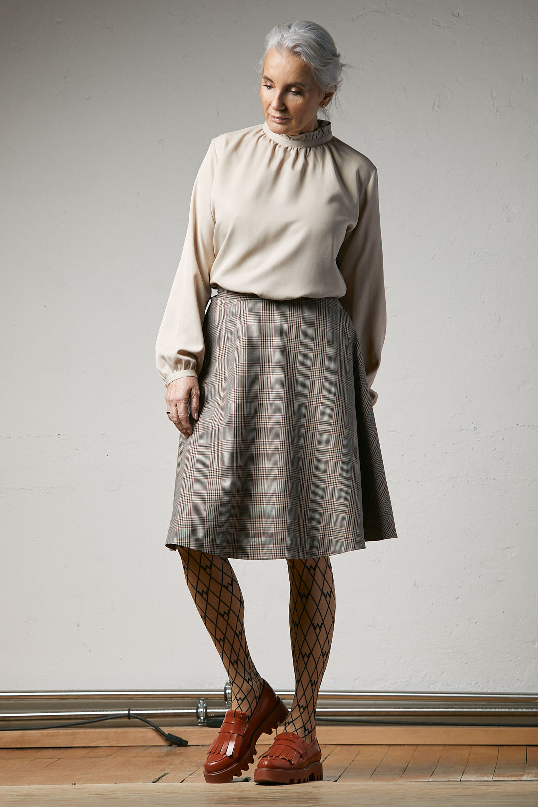 beige viskosebluse, stehkragen mit rüschendetail, ärmel in manschette gezügelt, schmale manschette, fließende qualität, wallmann