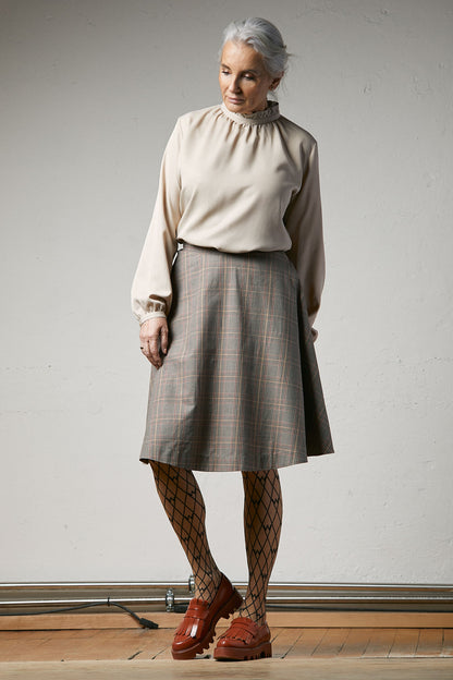 beige viskosebluse, stehkragen mit rüschendetail, ärmel in manschette gezügelt, schmale manschette, fließende qualität, wallmann
