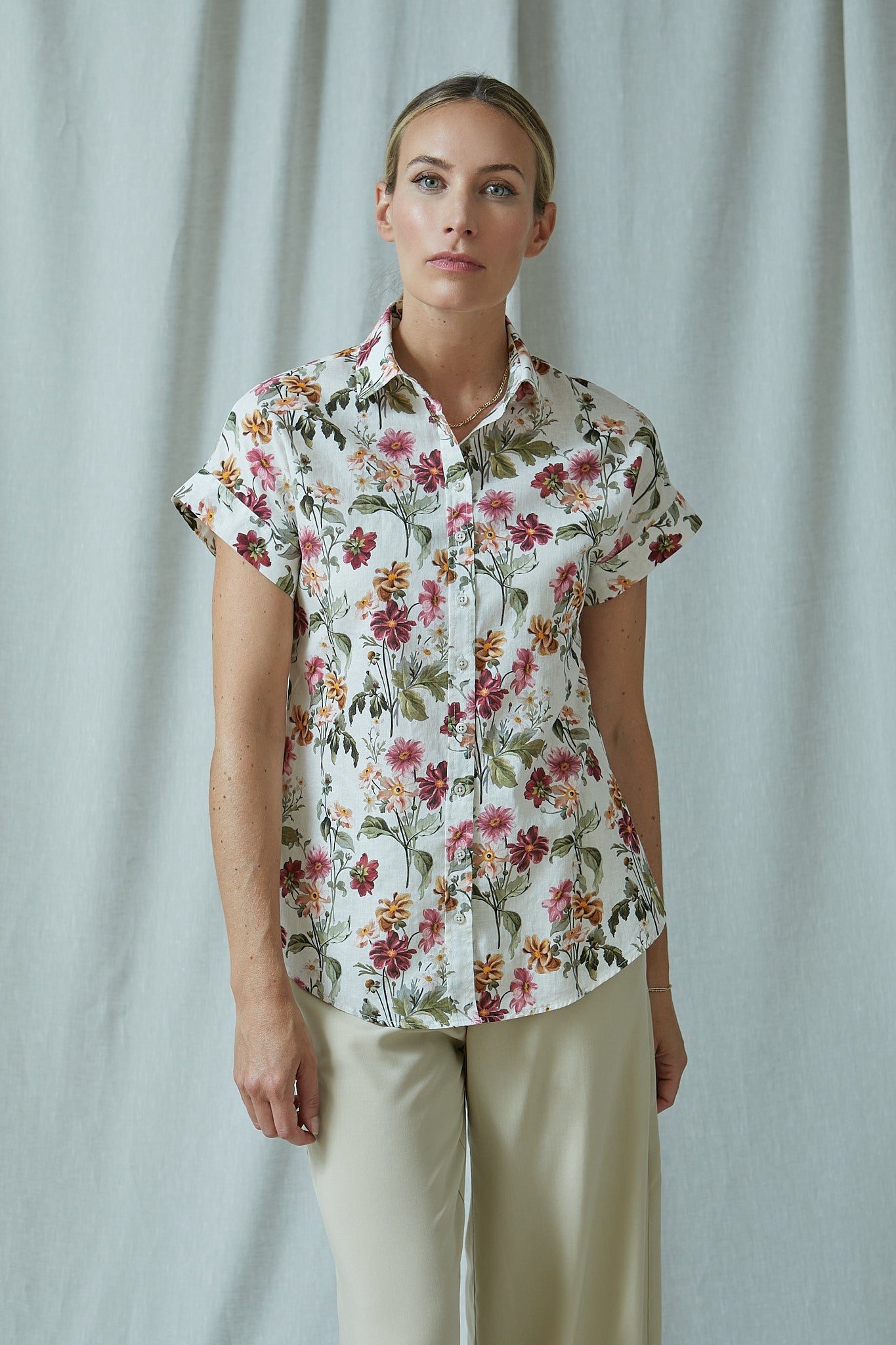 kurzarm leinenbluse mit überschnittenem Arm, verspieltem sommerlichem blumendruck, blusenkragen, falte in rückenteil, kombiniert mit viskosehose in creme, wallmann
