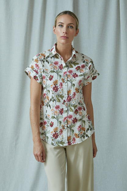 kurzarm leinenbluse mit überschnittenem Arm, verspieltem sommerlichem blumendruck, blusenkragen, falte in rückenteil, kombiniert mit viskosehose in creme, wallmann