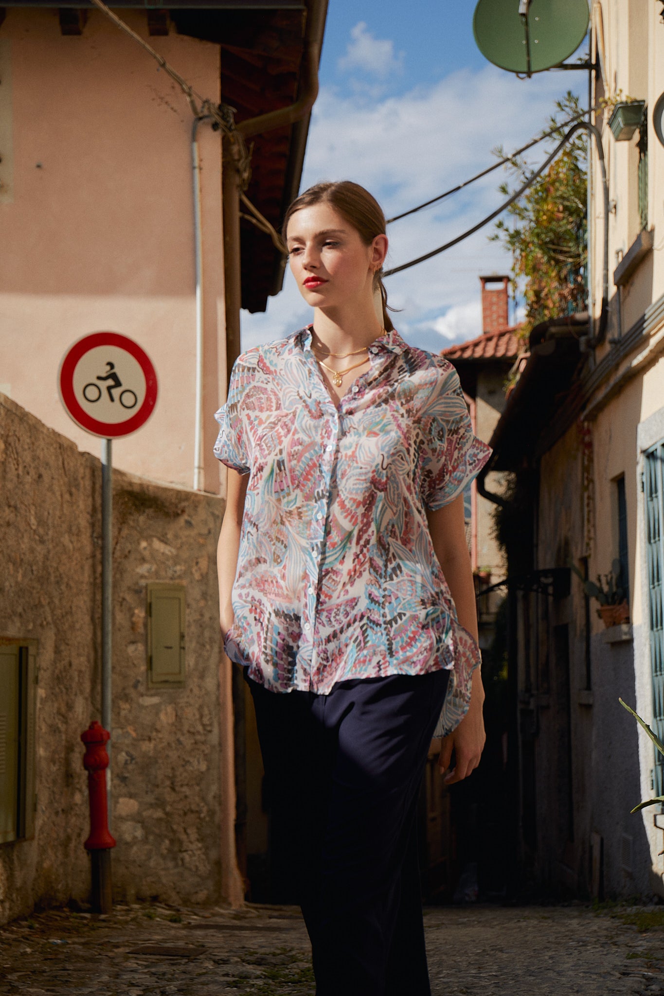 kurzarm bluse mit überschnittenem Arm, fließende qualität, brushprint in blautönen, blusenkragen, falte in rückenteil, kombiniert mit viskosehose in dunkelblau, kampagne, wallmann