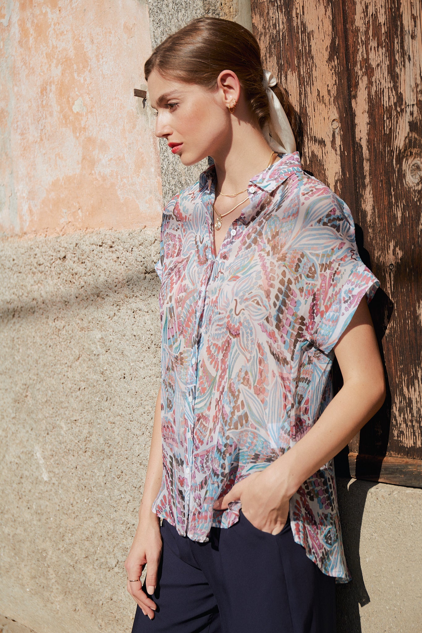 kurzarm bluse mit überschnittenem Arm, fließende qualität, brushprint in blautönen, blusenkragen, falte in rückenteil, kombiniert mit viskosehose in dunkelblau, detail, wallmann