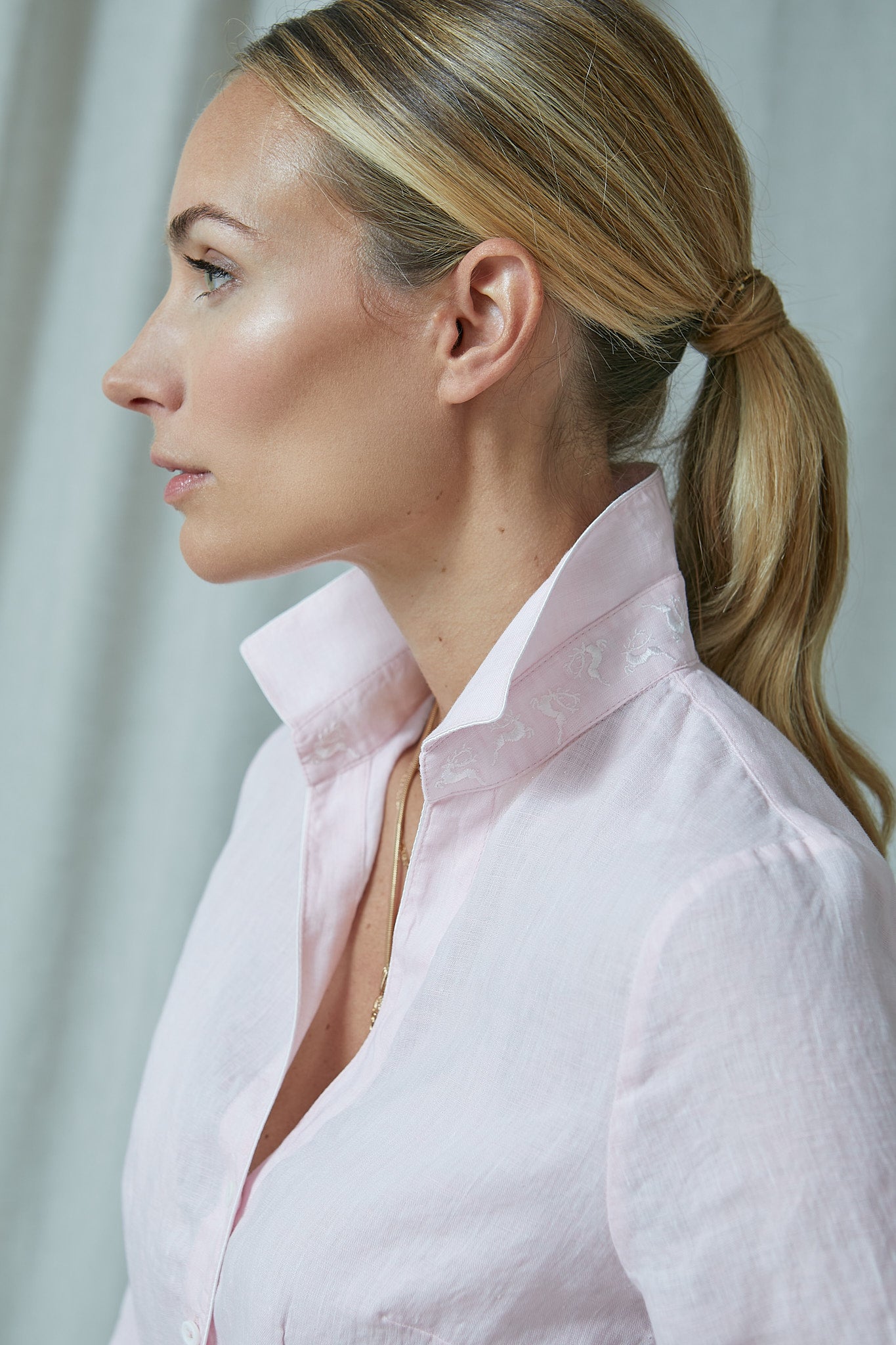 tailliert geschnittene leinenbluse in zartem rosa, mit feiner hirschstickerei an steg sowie passendem paspol an kragen manschette und leiste, detail, wallmann