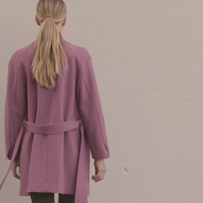 walkmantel in beere, weiche angenehme qualität, doppelreiher, mit gürtel, aufgesetzte taschen, produktvideo, wallmann