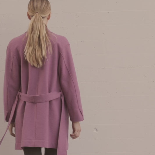 walkmantel in beere, weiche angenehme qualität, doppelreiher, mit gürtel, aufgesetzte taschen, produktvideo, wallmann