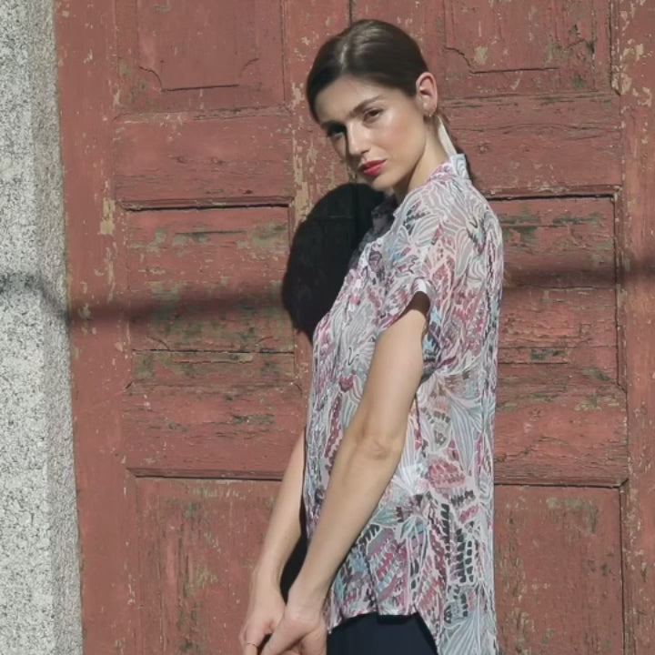 kurzarm bluse mit überschnittenem Arm, fließende qualität, brushprint in blautönen, blusenkragen, falte in rückenteil, kombiniert mit viskosehose in dunkelblau, video, wallmann