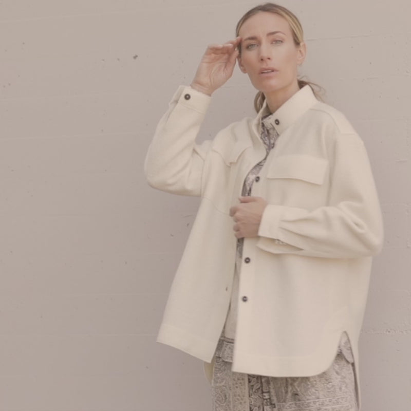 creme farbenes overshirt, aufwendig geformter saum, hinten länger, große brusttaschen, stehkragen, sehr weiche angenehme qualität, produktvideo, wallmann