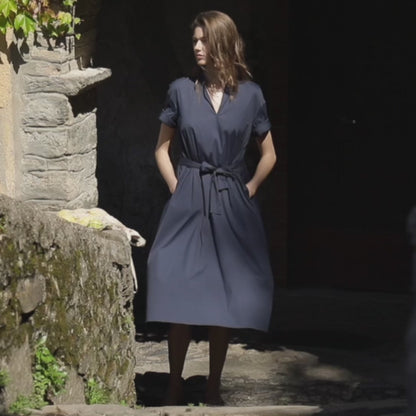 langes kleid, dunkelblau, v-ausschnitt, ausgestellt, bindegürtel, kampagne, video, wallmann