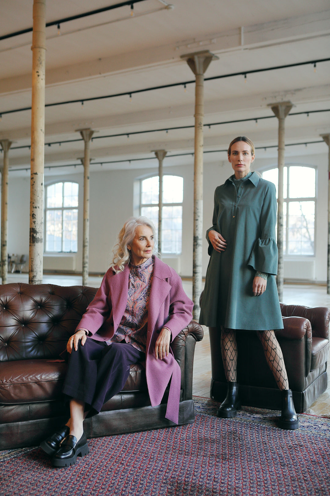 walkmantel in beere, weiche angenehme qualität, doppelreiher, mit gürtel, aufgesetzte taschen, kampagne herbst winter 22, wallmann