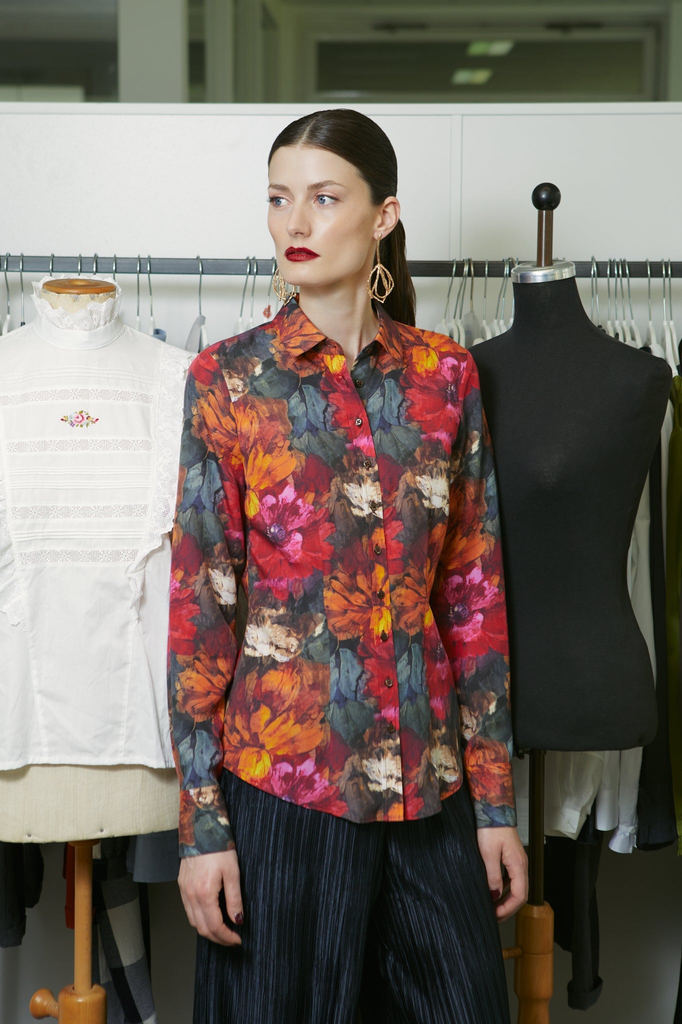 weiche, taillierte bluse mit herbstlichem blumendruck, langarm, klassischer blusenkragen, kampagne 1, wallmann